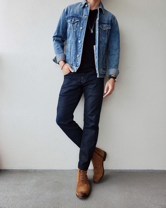 Как носить темно-синие джинсы с темно-коричневыми замшевыми повседневными ботинками в 30 лет мужчине в теплую погоду: Образ из синей джинсовой куртки и темно-синих джинсов поможет создать необычный мужской образ в непринужденном стиле. И почему бы не добавить в повседневный ансамбль толику изысканности с помощью темно-коричневых замшевых повседневных ботинок?