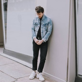 С чем носить джинсовую куртку в 30 лет мужчине в теплую погоду: Если в одежде ты ценишь комфорт и практичность, попробуй такое сочетание джинсовой куртки и черных джинсов. Поклонники рискованных сочетаний могут закончить лук белыми кроссовками.