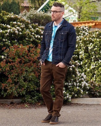 Какие джинсовые куртки носить с коричневыми низкими кедами в 30 лет мужчине в теплую погоду в стиле кэжуал: Стильное сочетание джинсовой куртки и коричневых джинсов однозначно будет обращать на себя взгляды прекрасного пола. Пара коричневых низких кед очень просто интегрируется в этот лук.