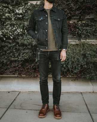 С чем носить черные рваные джинсы мужчине: Если в одежде ты делаешь ставку на комфорт и практичность, черная джинсовая куртка и черные рваные джинсы — превосходный выбор для расслабленного мужского лука на каждый день. Думаешь сделать ансамбль немного элегантнее? Тогда в качестве дополнения к этому ансамблю, стоит выбрать темно-коричневые кожаные повседневные ботинки.