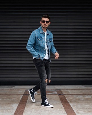 С чем носить темно-серые джинсы в 30 лет мужчине в спортивном стиле: Синяя джинсовая куртка и темно-серые джинсы — превосходная формула для воплощения привлекательного и практичного образа. Создать модный контраст с остальными вещами из этого образа помогут черно-белые высокие кеды из плотной ткани.