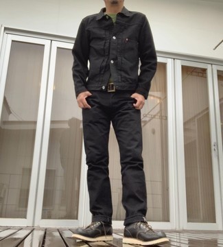 Какие джинсы носить с черными повседневными ботинками мужчине осень: Черная джинсовая куртка и джинсы прочно обосновались в гардеробе многих джентльменов, позволяя составлять незаезженные и функциональные образы. Почему бы не привнести в этот ансамбль на каждый день толику изысканности с помощью черных повседневных ботинок? Разве это не хороший выбор в хмурый осенний день?