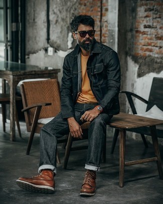 С чем носить черные джинсы мужчине: Дуэт черной джинсовой куртки и черных джинсов позволит выглядеть модно, но при этом выразить твою индивидуальность. Закончив лук коричневыми кожаными повседневными ботинками, можно привнести в него нотки строгой классики.