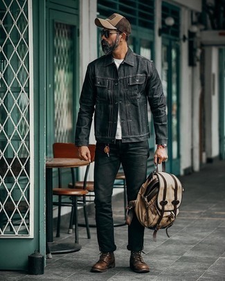 Как носить черные джинсы с черными часами мужчине: Комбо из черной джинсовой куртки и черных джинсов не прекращает нравиться стильным мужчинам. Такой образ получит свежее прочтение в тандеме с темно-коричневыми кожаными повседневными ботинками.