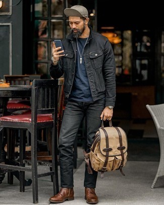С чем носить серебряный браслет за 40 лет мужчине в стиле смарт-кэжуал: Сочетание черной джинсовой куртки и серебряного браслета - очень практично, и поэтому идеально для повседневой носки. Любишь эксперименты? Заверши лук темно-коричневыми кожаными ботинками челси.