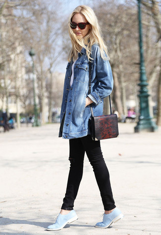 С чем носить синюю джинсовую куртку женщине: Примерь на себя сочетание синей джинсовой куртки и черных джинсов скинни, и ты получишь стильный непринужденный лук, который подходит для повседневной носки. Голубые плимсоллы станут классным завершением твоего образа.
