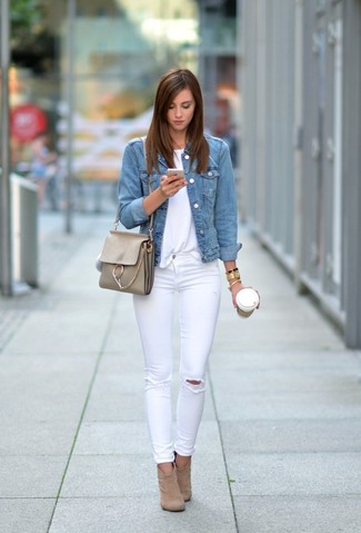 С чем носить рваные джинсы в 20 лет женщине: Голубая джинсовая куртка и рваные джинсы — классная формула для воплощения приятного и функционального образа. Вкупе с этим ансамблем органично смотрятся светло-коричневые замшевые ботильоны.
