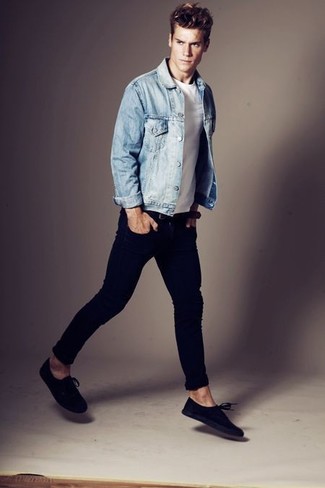 С чем носить темно-синие зауженные джинсы в 30 лет мужчине: Голубая джинсовая куртка и темно-синие зауженные джинсы — неотъемлемые вещи в гардеробе стильного молодого человека. Говоря об обуви, можно завершить лук темно-синими низкими кедами.