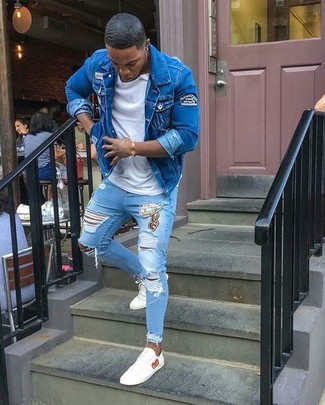 Какие джинсы носить с белыми низкими кедами мужчине в теплую погоду в спортивном стиле: Если ты делаешь ставку на комфорт и функциональность, синяя джинсовая куртка и джинсы — классный вариант для модного повседневного мужского образа. Что до обуви, можно завершить ансамбль белыми низкими кедами.