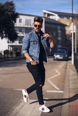 С чем носить черные зауженные джинсы в 30 лет мужчине в спортивном стиле: Если в одежде ты делаешь ставку на удобство и функциональность, синяя джинсовая куртка и черные зауженные джинсы — отличный выбор для модного мужского лука на каждый день. Пара белых кожаных низких кед чудесно подойдет к остальным элементам ансамбля.