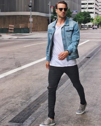 С чем носить черные рваные джинсы мужчине лето в спортивном стиле: Если ты ценишь удобство и практичность, голубая джинсовая куртка и черные рваные джинсы — превосходный вариант для привлекательного повседневного мужского ансамбля. Любители экспериментов могут дополнить образ серыми кожаными низкими кедами, тем самым добавив в него немного изысканности. Подобное сочетание великолепно подходит для жаркой летней погоды.