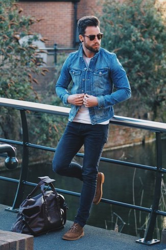 Как носить темно-синюю джинсовую куртку с темно-синими джинсами в 20 лет мужчине лето: Темно-синяя джинсовая куртка и темно-синие джинсы великолепно вписываются в гардероб самых взыскательных джентльменов. В качестве завершения этого лука сюда просятся коричневые замшевые ботинки дезерты. Смело говорим, подобное сочетание одежды - просто бомба в знойный летний день.