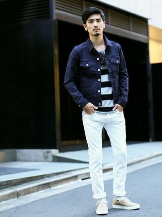 С чем носить белые джинсы в 20 лет мужчине в стиле кэжуал: Если ты ценишь удобство и практичность, тебе понравится сочетание темно-синей джинсовой куртки и белых джинсов. Очень неплохо здесь будут выглядеть бежевые низкие кеды из плотной ткани.