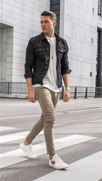 Какие джинсовые куртки носить с светло-коричневыми джинсами мужчине: Несмотря на свою простоту, тандем джинсовой куртки и светло-коричневых джинсов неизменно нравится стильным молодым людям, неизбежно покоряя при этом дамские сердца. В паре с этим образом наиболее выгодно будут выглядеть белые кожаные низкие кеды.