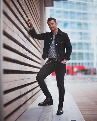 Как носить черную джинсовую куртку с черными зауженными джинсами в 30 лет мужчине осень в стиле кэжуал: Черная джинсовая куртка и черные зауженные джинсы — идеальный лук, если ты хочешь создать простой, но в то же время стильный мужской лук. Любители свежих идей могут закончить образ черными кожаными повседневными ботинками, тем самым добавив в него чуточку строгости. Вне всякого сомнения, такой ансамбль будет смотреться прекрасно осенью.