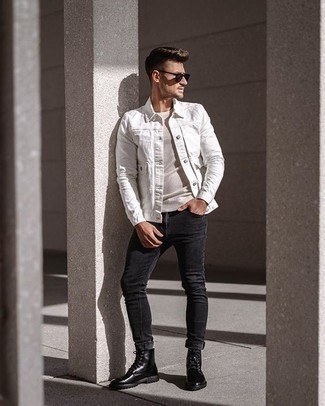 Какие повседневные ботинки носить с серыми джинсами мужчине в теплую погоду: Белая джинсовая куртка и серые джинсы — идеальный лук, если ты хочешь создать непринужденный, но в то же время стильный мужской лук. Не прочь привнести в этот образ нотку утонченности? Тогда в качестве обуви к этому образу, выбери повседневные ботинки.