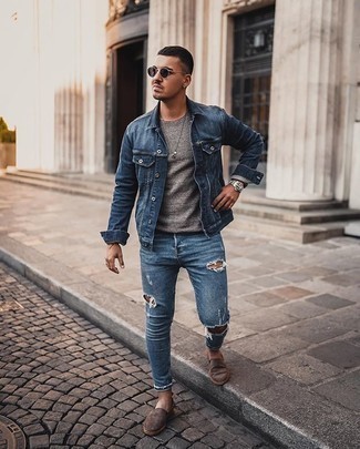 Какие джинсовые куртки носить с темно-синими зауженными джинсами мужчине лето в спортивном стиле: Такое простое и комфортное сочетание базовых вещей, как джинсовая куртка и темно-синие зауженные джинсы, придется по душе молодым людям, которые любят проводить дни в постоянном движении. Дополнив ансамбль темно-коричневыми замшевыми эспадрильями, можно привнести в него немного привлекательного консерватизма. Такой образ гарантирует комфорт в ношении в настоящую жару.