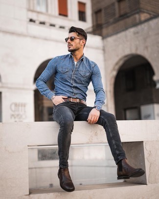 С чем носить серые зауженные джинсы мужчине: Сочетание синей джинсовой куртки и серых зауженных джинсов поможет создать нескучный мужской образ в повседневном стиле. Сбалансировать образ и добавить в него толику классики помогут темно-коричневые кожаные ботинки челси.