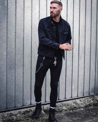 Как носить черную джинсовую куртку с черными зауженными джинсами мужчине: Тандем черной джинсовой куртки и черных зауженных джинсов поможет создать интересный мужской лук в повседневном стиле. Любители экспериментировать могут завершить лук черными кожаными повседневными ботинками, тем самым добавив в него чуточку элегантности.
