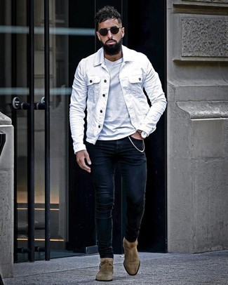 Как носить белую джинсовую куртку с темно-коричневыми замшевыми ботинками челси мужчине: Если ты ценишь удобство и функциональность, попробуй это ансамбль из белой джинсовой куртки и темно-синих зауженных джинсов. Если ты любишь смелые решения в своих луках, заверши этот темно-коричневыми замшевыми ботинками челси.