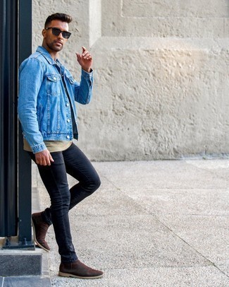 Как носить черные джинсы с коричневыми замшевыми ботинками челси мужчине осень: Синяя джинсовая куртка и черные джинсы надежно закрепились в гардеробе современных парней, помогая составлять запоминающиеся и стильные луки. Если тебе нравится использовать в своих ансамблях разные стили, из обуви можешь надеть коричневые замшевые ботинки челси. Такое сочетание поможет создать приятное осеннее настроение, какой бы ни была погода за окном.