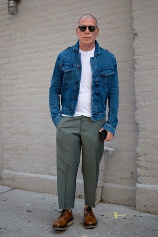 Какие джинсовые куртки носить с оливковыми классическими брюками мужчине в стиле смарт-кэжуал: Сочетание джинсовой куртки и оливковых классических брюк поможет составить стильный и привлекательный лук. Коричневые кожаные туфли дерби органично дополнят этот лук.
