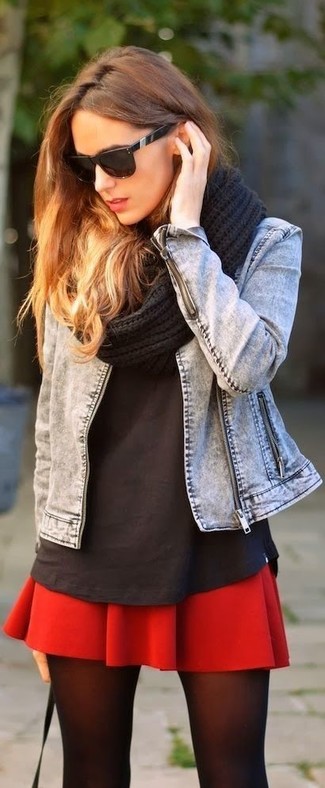 С чем носить черный вязаный шарф женщине: Если ты делаешь ставку на комфорт и функциональность, серая джинсовая куртка и черный вязаный шарф — хороший вариант для привлекательного повседневного наряда.