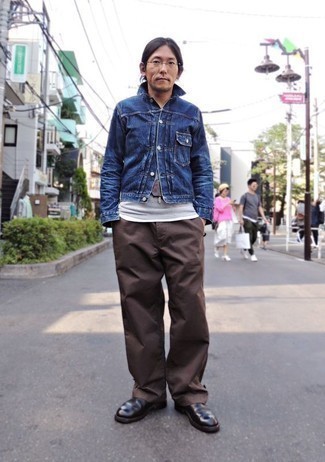 Какие брюки чинос носить с темно-коричневыми ботинками челси за 40 лет: В таком луке из синей джинсовой куртки и брюк чинос ты будешь магнитом для дам. Весьма органично здесь смотрятся темно-коричневые ботинки челси.