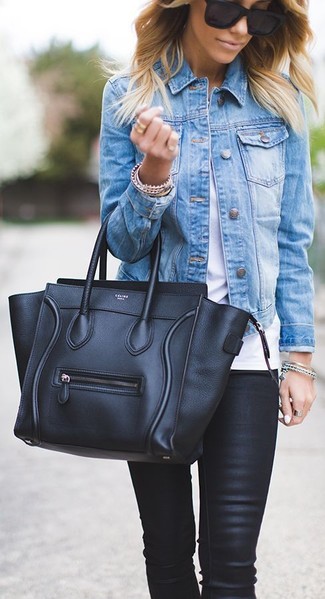 С чем носить черно-бежевую большую сумку весна в стиле кэжуал: Такое лаконичное и практичное сочетание вещей, как голубая джинсовая куртка и черно-бежевая большая сумка, нравится дамам, которые любят проводить дни активно. Когда холодная пора сменяется в межсезонье, нам, девушкам, хочется быть яркими и неповторимыми. Подобный образ уж точно в этом поможет.
