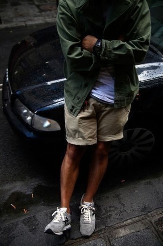 Какие шорты носить с темно-серыми кроссовками мужчине лето: Сочетание темно-зеленой джинсовой куртки и шорт позволит составить нескучный мужской образ в повседневном стиле. Этот лук неплохо дополнят темно-серые кроссовки. Переносить изнуряющий летний зной в таком образе будет несомненно проще.