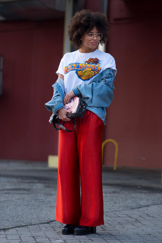 Модный лук: голубая джинсовая куртка, белая футболка с круглым вырезом с принтом, красные широкие брюки, черные кожаные ботильоны на танкетке