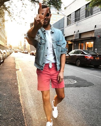 С чем носить розовые шорты мужчине: Если в одежде ты ценишь удобство и функциональность, тебе полюбится это дуэт голубой джинсовой куртки и розовых шорт. Белые низкие кеды органично впишутся в лук.