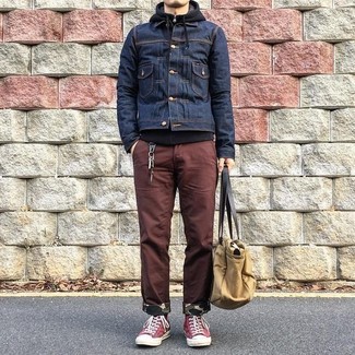 Как носить темно-синюю джинсовую куртку с коричневыми брюками чинос в 30 лет в стиле кэжуал: Темно-синяя джинсовая куртка и коричневые брюки чинос — отличный выбор, если ты хочешь создать раскованный, но в то же время стильный мужской ансамбль. Если сочетание несочетаемого импонирует тебе не меньше, чем проверенная классика, дополни этот лук красными высокими кедами из плотной ткани.