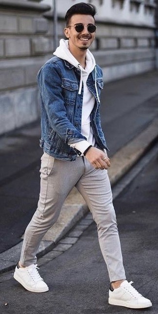 Модный лук: синяя джинсовая куртка, белый худи, серые шерстяные брюки чинос, белые кожаные низкие кеды