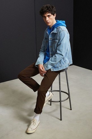 Какие джинсовые куртки носить с темно-синим худи подросткам мужчине в теплую погоду: Удобное сочетание джинсовой куртки и темно-синего худи однозначно будет привлекать взгляды красивых барышень. Бежевые низкие кеды из плотной ткани — беспроигрышный выбор, чтобы дополнить лук.