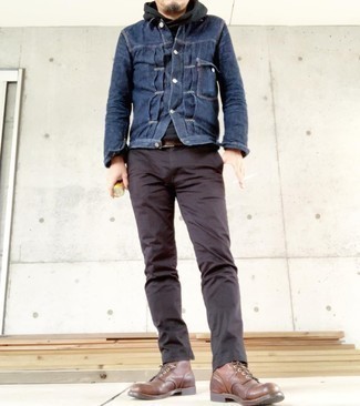 С чем носить ремень мужчине осень: Такое простое и комфортное сочетание вещей, как темно-синяя джинсовая куртка и ремень, нравится мужчинам, которые любят проводить дни в постоянном движении. Любители экспериментировать могут дополнить лук коричневыми кожаными повседневными ботинками, тем самым добавив в него толику классики. Если хочешь выглядеть превосходно и по-осеннему эффектно, тебе обязательно стоит взять этот лук на заметку.