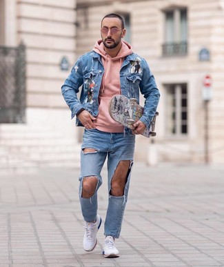 Как носить кроссовки с джинсовой курткой мужчине: Джинсовая куртка и голубые рваные джинсы — прекрасная формула для воплощения приятного и удобного лука. Если ты предпочитаешь более удобную обувь, останови свой выбор на кроссовках.