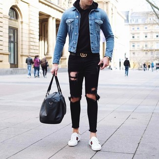 Как носить черные джинсы с белыми низкими кедами мужчине в спортивном стиле: Такое лаконичное и комфортное сочетание вещей, как синяя джинсовая куртка и черные джинсы, нравится джентльменам, которые любят проводить дни активно. Вкупе с этим луком идеально выглядят белые низкие кеды.