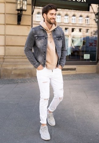 С чем носить серую джинсовую куртку мужчине в теплую погоду в спортивном стиле: Если ты ценишь удобство и функциональность, серая джинсовая куртка и белые рваные джинсы — замечательный выбор для модного мужского ансамбля на каждый день. Создать красивый контраст с остальными предметами из этого образа помогут бежевые кроссовки.