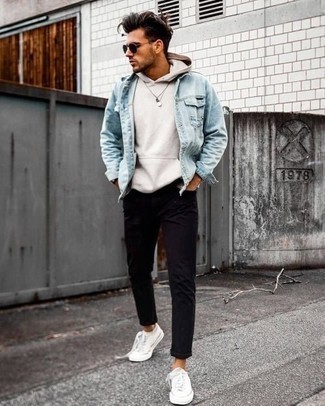 Как носить джинсовую куртку с джинсами в 20 лет мужчине: Джинсовая куртка и джинсы — отличная идея для расслабленного, но модного мужского лука. Вместе с этим луком великолепно смотрятся белые низкие кеды из плотной ткани.