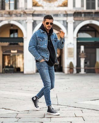 С чем носить синие рваные джинсы в 30 лет мужчине в спортивном стиле: Если в одежде ты ценишь удобство и функциональность, синяя джинсовая куртка и синие рваные джинсы — прекрасный вариант для модного повседневного мужского лука. Весьма удачно здесь будут выглядеть черно-белые высокие кеды из плотной ткани.