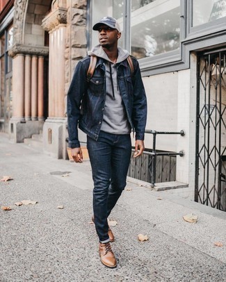 Как носить темно-синюю джинсовую куртку с темно-синими джинсами в 20 лет мужчине осень в стиле кэжуал: Темно-синяя джинсовая куртка и темно-синие джинсы — необходимые вещи в гардеробе современного молодого человека. Если тебе нравится использовать в своих луках разные стили, из обуви можешь надеть коричневые кожаные повседневные ботинки. Подобный ансамбль позволит создать яркое осеннее настроение, какой бы ни была погода на улице.