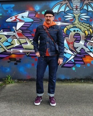 Какие джинсы носить с пурпурными низкими кедами в 30 лет мужчине в теплую погоду в стиле кэжуал: Можно с уверенностю сказать, что темно-синяя джинсовая куртка выглядит выигрышно в тандеме с джинсами. Что до обуви, пурпурные низкие кеды — наиболее подходящий вариант.