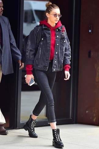 Какие джинсовые куртки носить с красным худи женщине: Джинсовая куртка и красный худи — превосходный выбор для барышень, которые постоянно в движении. Хотела бы добавить сюда толику строгости? Тогда в качестве обуви к этому луку, стоит обратить внимание на черные кожаные ботинки на шнуровке.