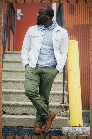 Какие броги носить с темно-зелеными брюками чинос в 30 лет в стиле смарт-кэжуал: Белая джинсовая куртка и темно-зеленые брюки чинос чудесно подходят для воплощения городского лука как для будничных, так и для выходных дней. Разнообразить лук и добавить в него немного классики помогут броги.