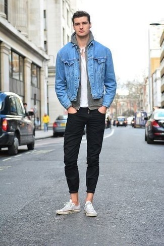 Какие джинсовые куртки носить с бело-темно-синими низкими кедами мужчине в теплую погоду: Образ из джинсовой куртки и черных зауженных джинсов позволит создать необыденный мужской образ в стиле кэжуал. В паре с этим ансамблем идеально будут смотреться бело-темно-синие низкие кеды.