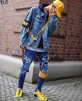 Какие джинсовые куртки носить с темно-синими зауженными джинсами мужчине осень в спортивном стиле: Джинсовая куртка и темно-синие зауженные джинсы помогут создать простой и практичный лук для выходного в парке или вечера в пабе с друзьями. Ты можешь легко адаптировать такой лук к повседневным нуждам, дополнив его желтыми кроссовками. Как по нам, так это крутое образ из для изменчивой осенней погоды.