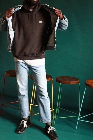 Какие джинсовые куртки носить с коричневым худи мужчине: Собираясь в вечера в кино или кафе с возлюбленной, обрати внимание на ансамбль из джинсовой куртки и коричневого худи. Такой ансамбль получает новое прочтение в сочетании с черными кожаными ботинками дезертами.