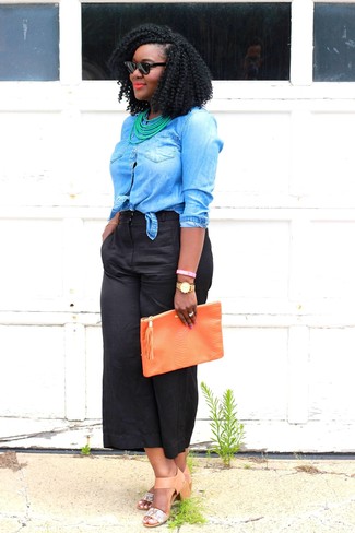 С чем носить темно-синюю рубашку в 20 лет женщине в стиле смарт-кэжуал: Темно-синяя рубашка будет смотреться великолепно с черными брюками-кюлотами. Говоря об, можно завершить наряд светло-коричневыми кожаными босоножками на каблуке.