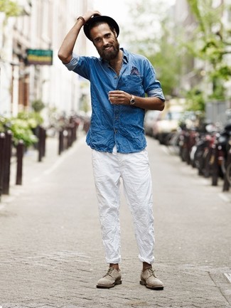 Как носить синюю джинсовую рубашку с светло-коричневыми замшевыми брогами лето: Синяя джинсовая рубашка и белые брюки чинос — неотъемлемые составляющие в гардеробе молодых людей с чувством стиля. Теперь почему бы не добавить в повседневный лук толику изысканности с помощью светло-коричневых замшевых брогов? Справляться с летним зноем в таком сочетании определенно легче.